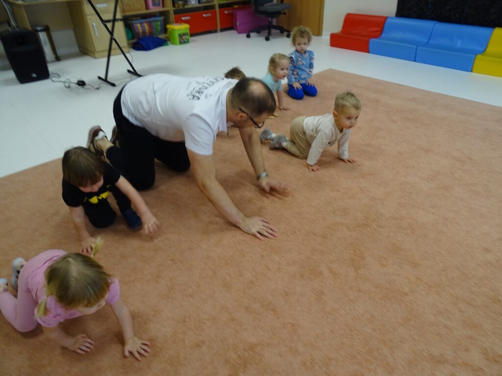 Dzieci chodzą na czterech udając zwierzątka