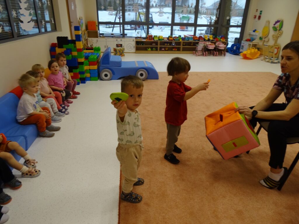 Dzieci prezentują figury geometryczne