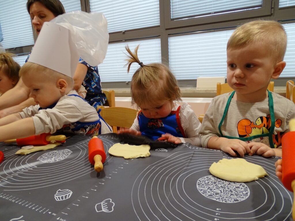 Dzieci robią pizzę