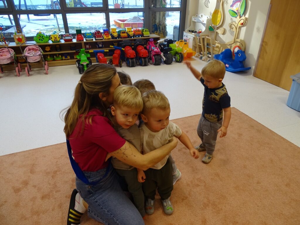 Dzieci tulą się do opiekunki