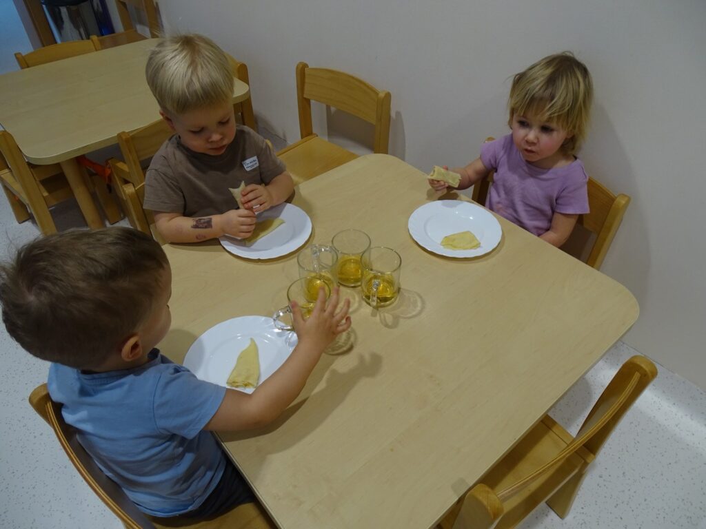 Dzieci zjadają naleśniki