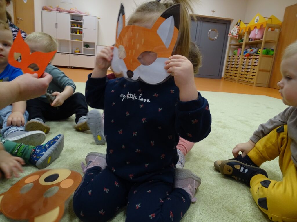 Dziewczynka z maską