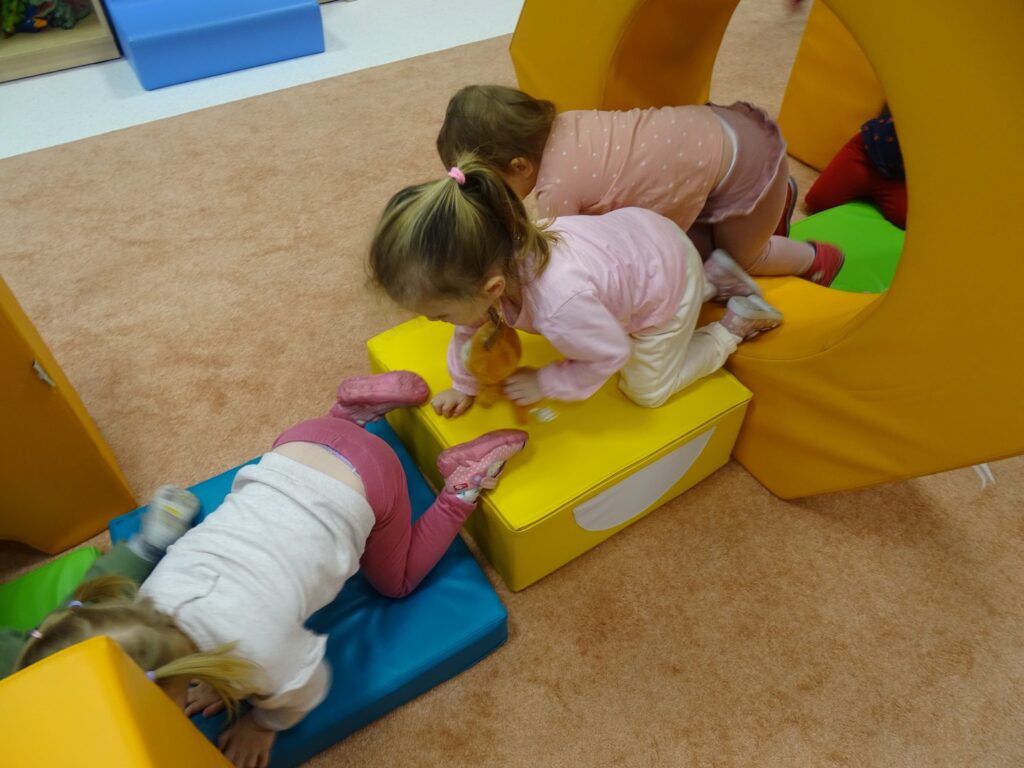 Dziewczynki przechodzą po torze