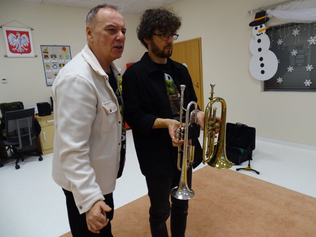 Pan pokazuje dzieciom różne rodzaje trąbek