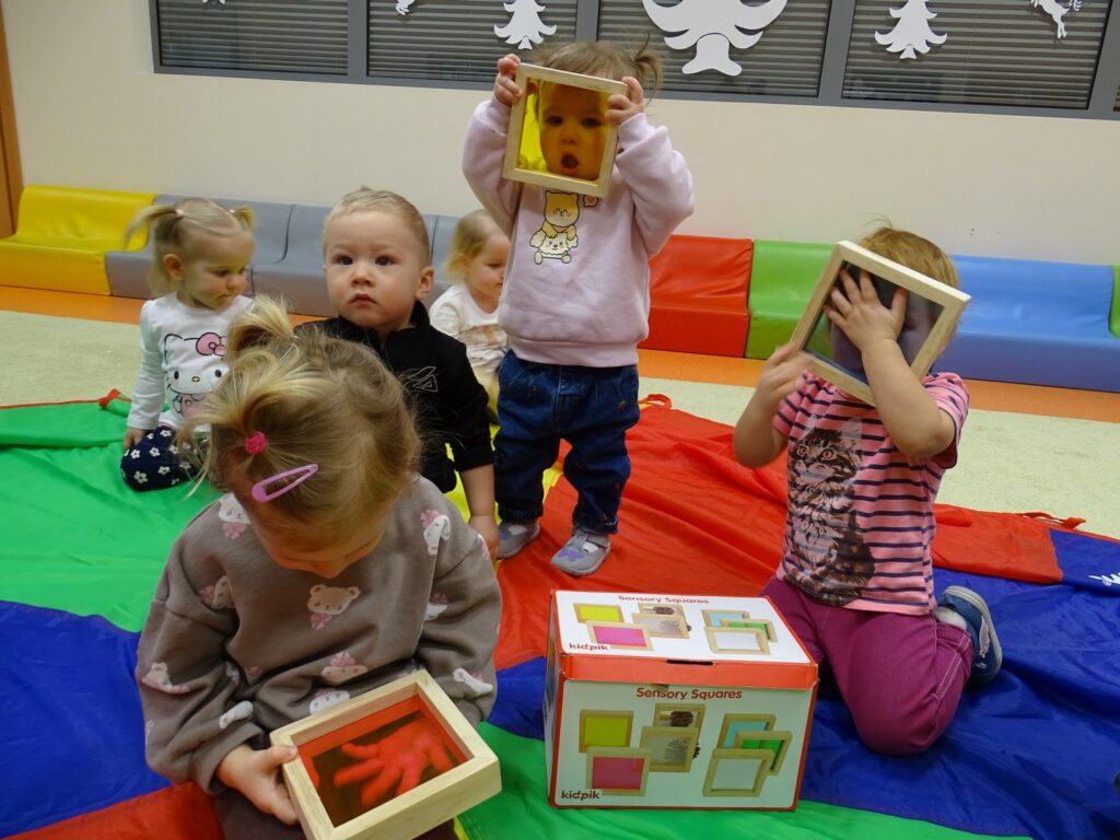 Zabawy z kolorowymi figurami