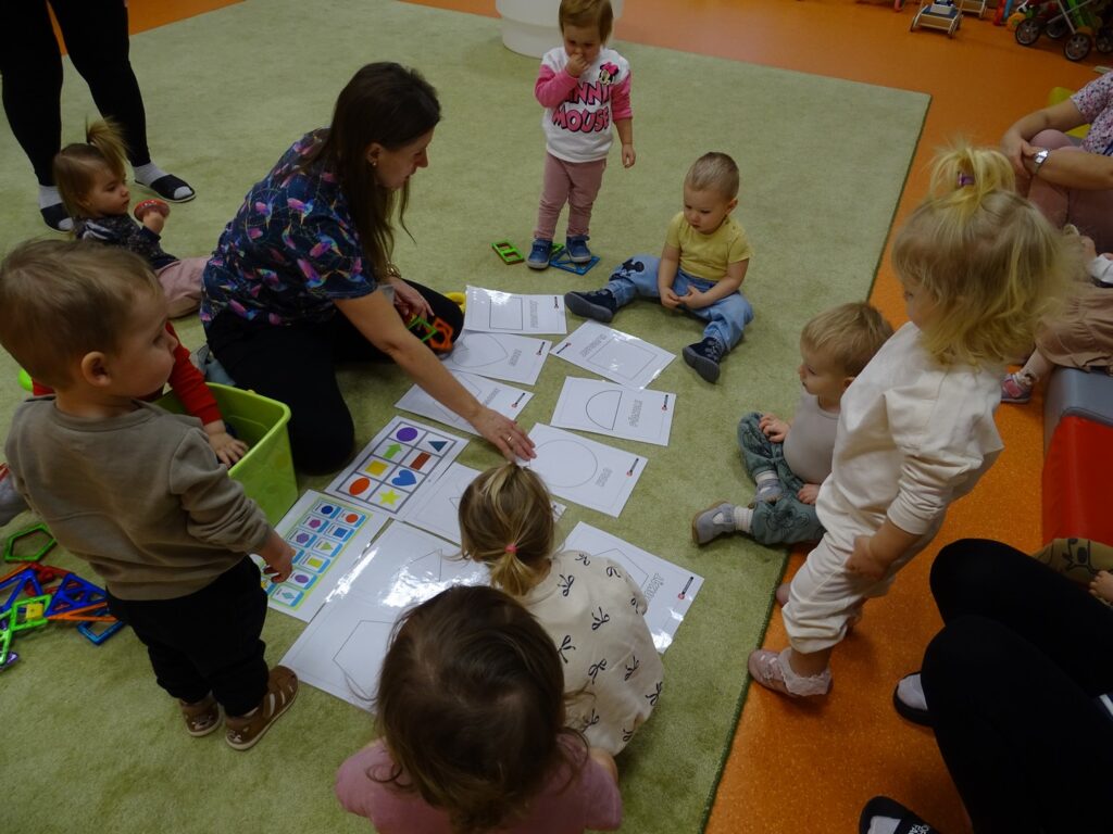 Zajęcia z kartami pracy na dywanie