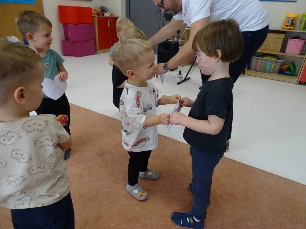 Chłopcy wręczają sobie serduszka