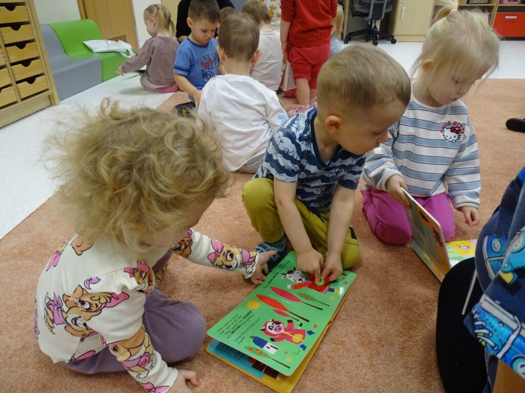 Chłopczyk naciska guzik w książce