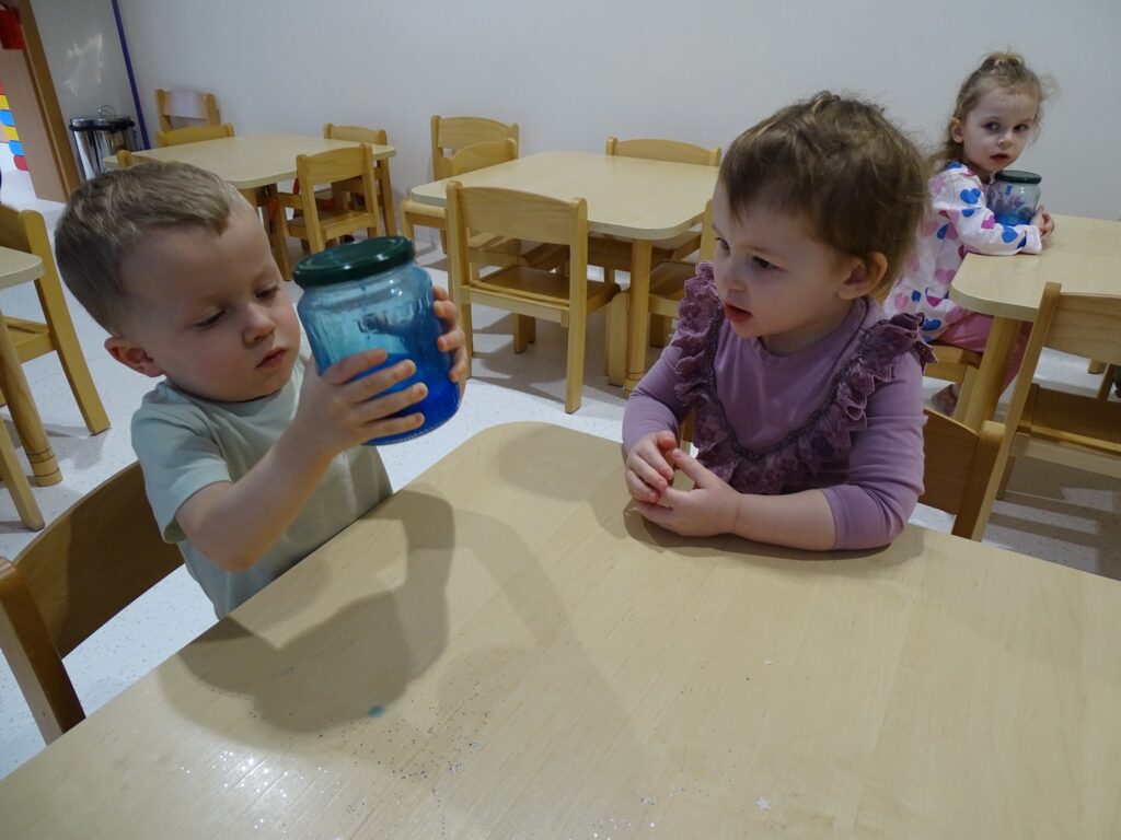 Chłopczyk potrząsa słoikiem