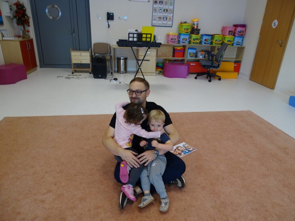 Dzieci tulą się do pana