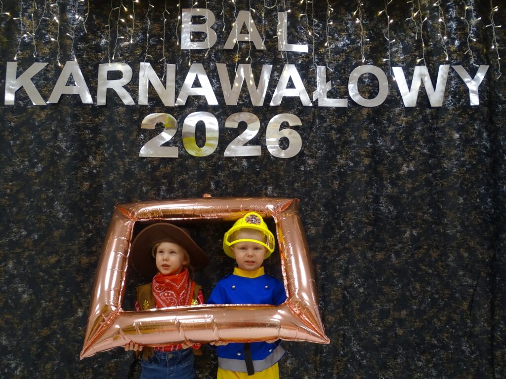 Dzieci pozują w ramce