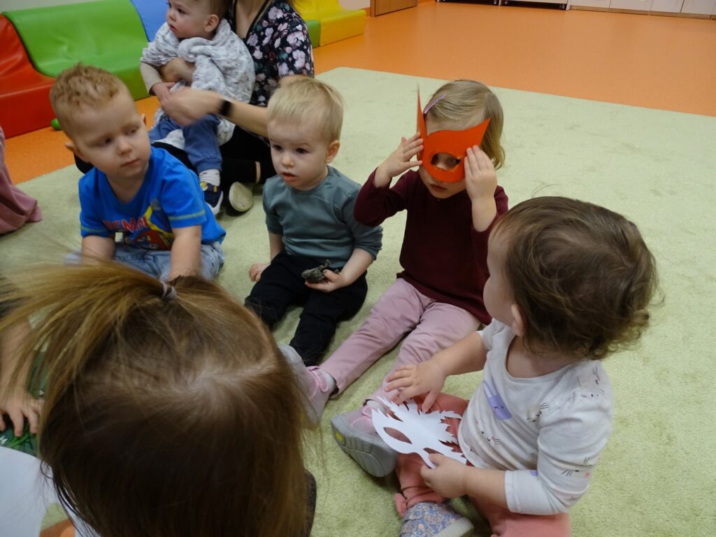 Dzieci przymierzają maski