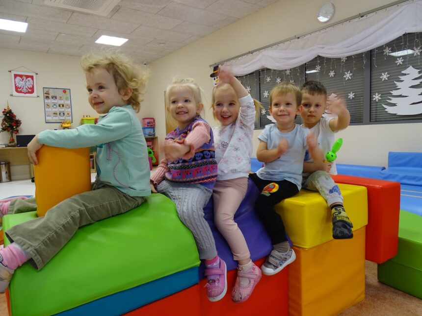 Dzieci siedzą na piankowej lokomotywie