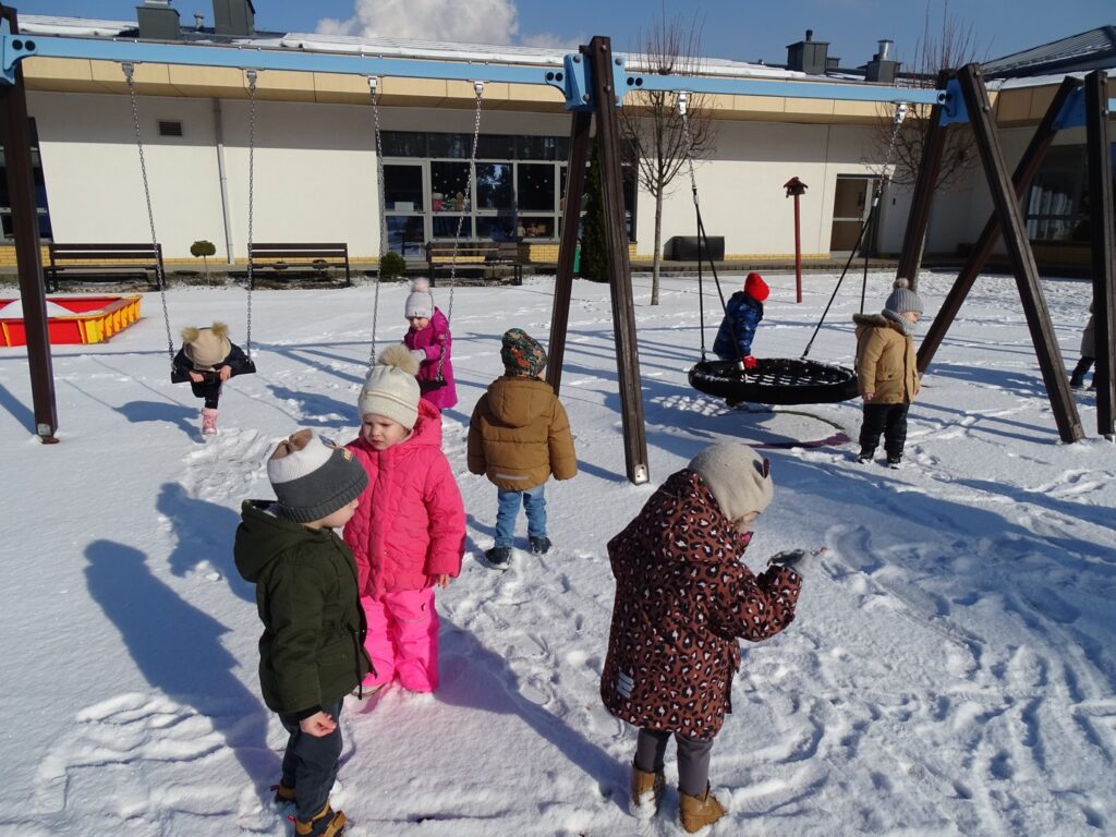 Dzieci spacerują po placu zabaw