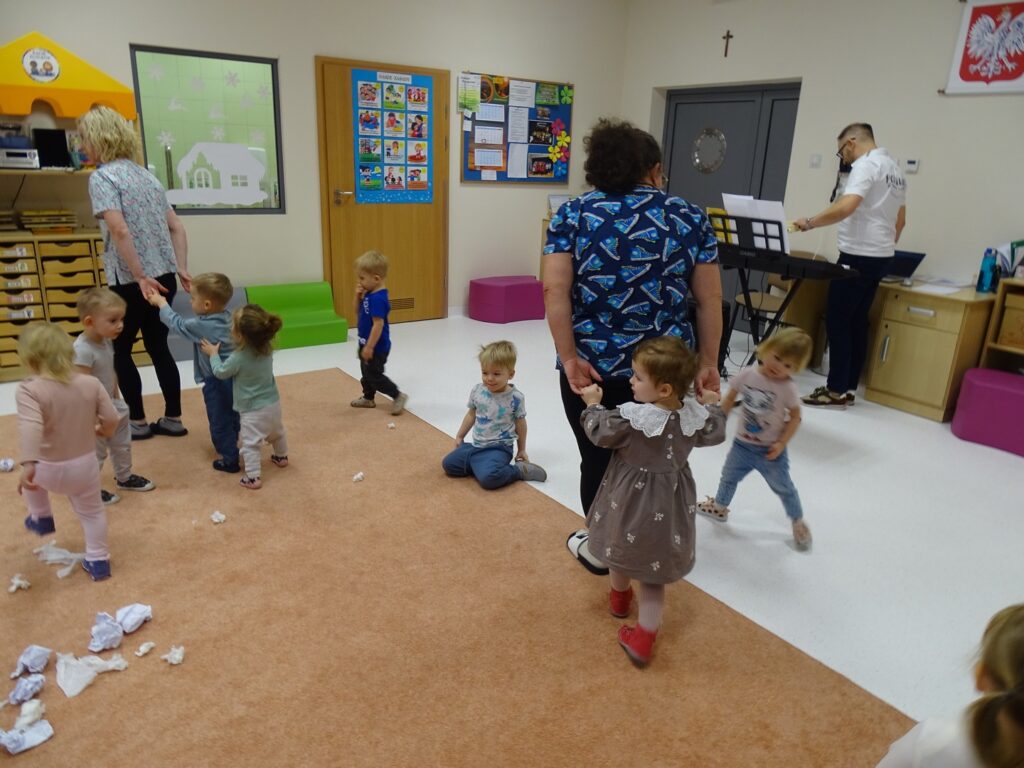 Dzieci tworzą saneczki