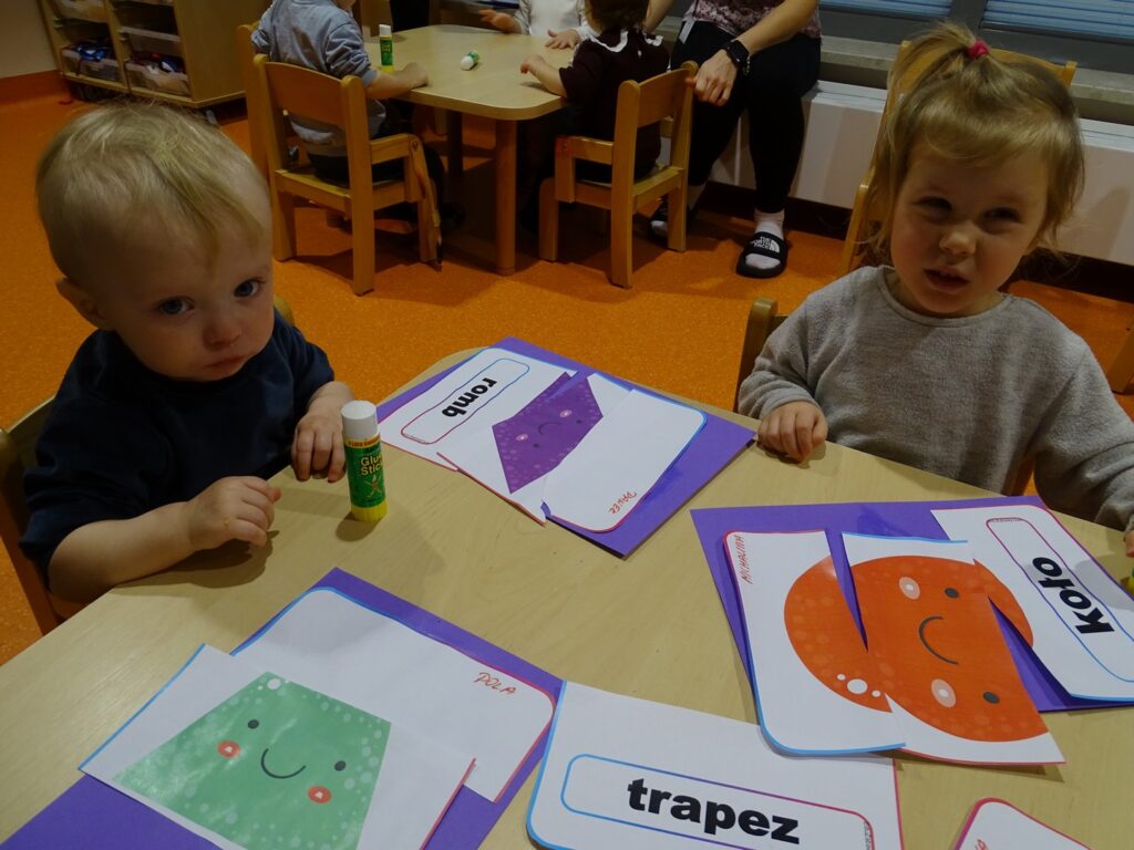 Dzieci wykonują pracę plastyczną