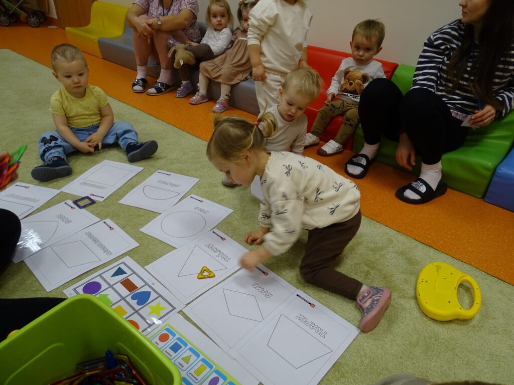 Dziewczynka pokazuje kształty