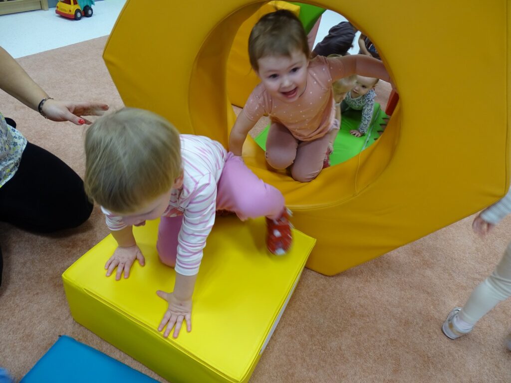 Dziewczynka pokonuje przeszkodę