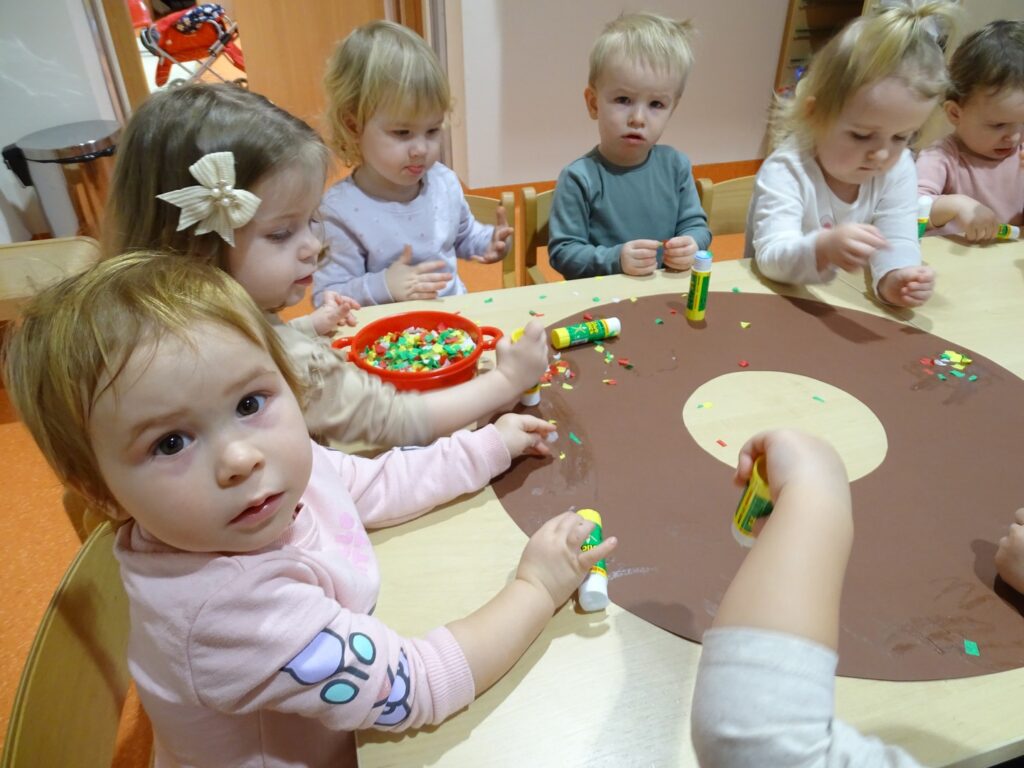 Dziewczynka pozuje do zdjęcia