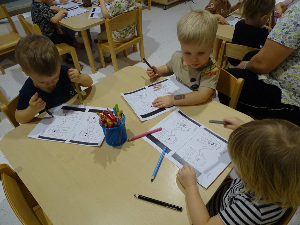 Dziewczynka wybiera kolor kredki