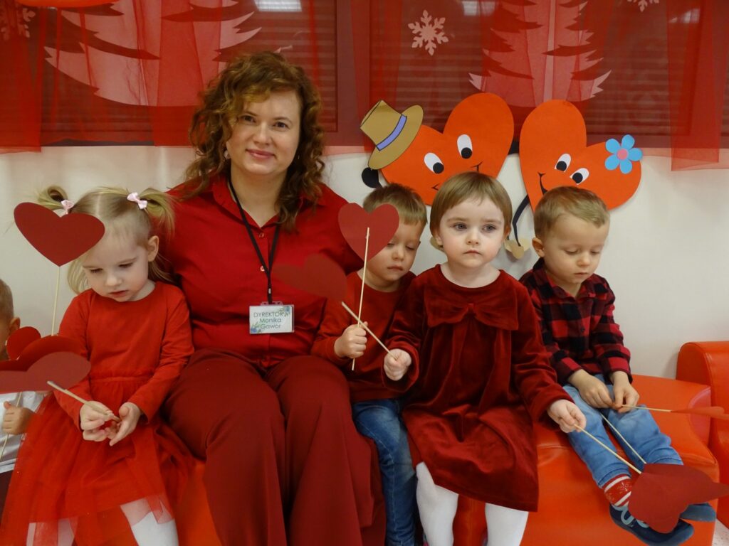 Pani dyrektor pozuje z dziećmi do zdjęcia