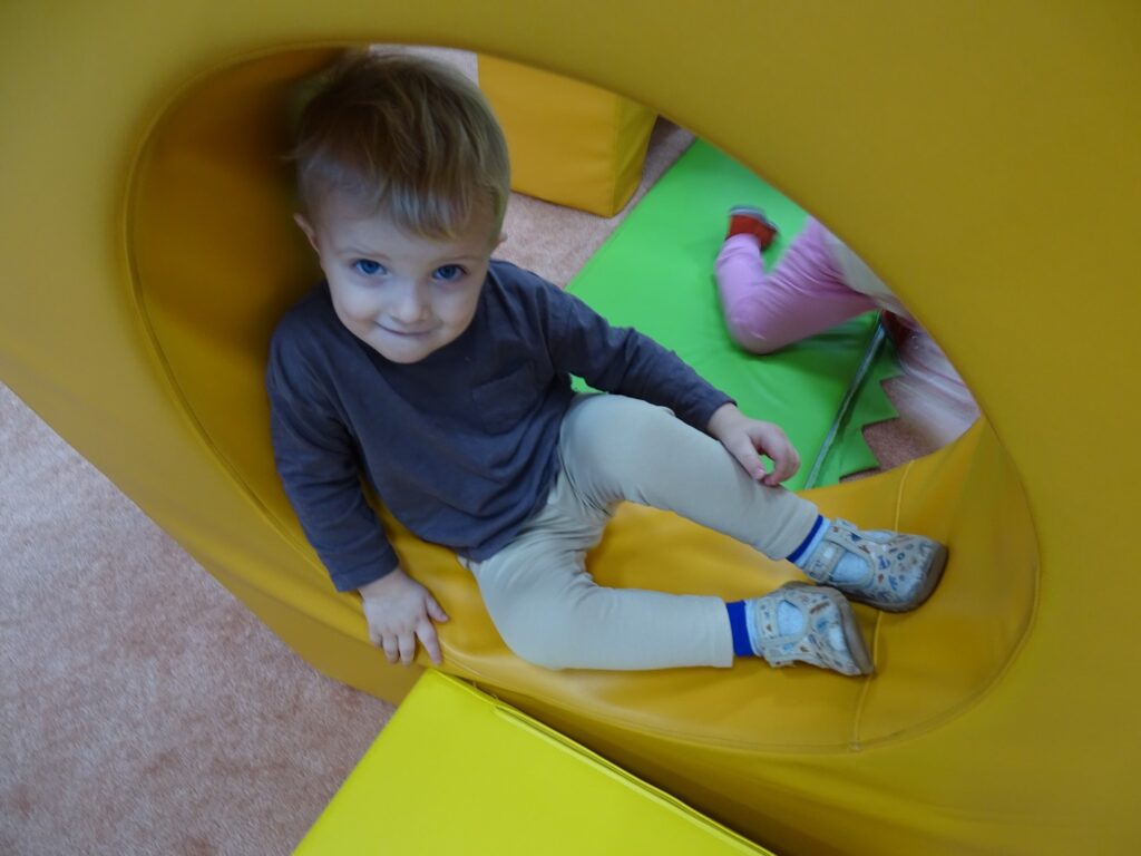 Chłopczyk pozuje do zdjęcia