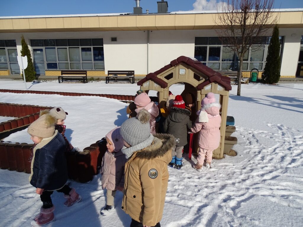 Dzieci bawią się w domku