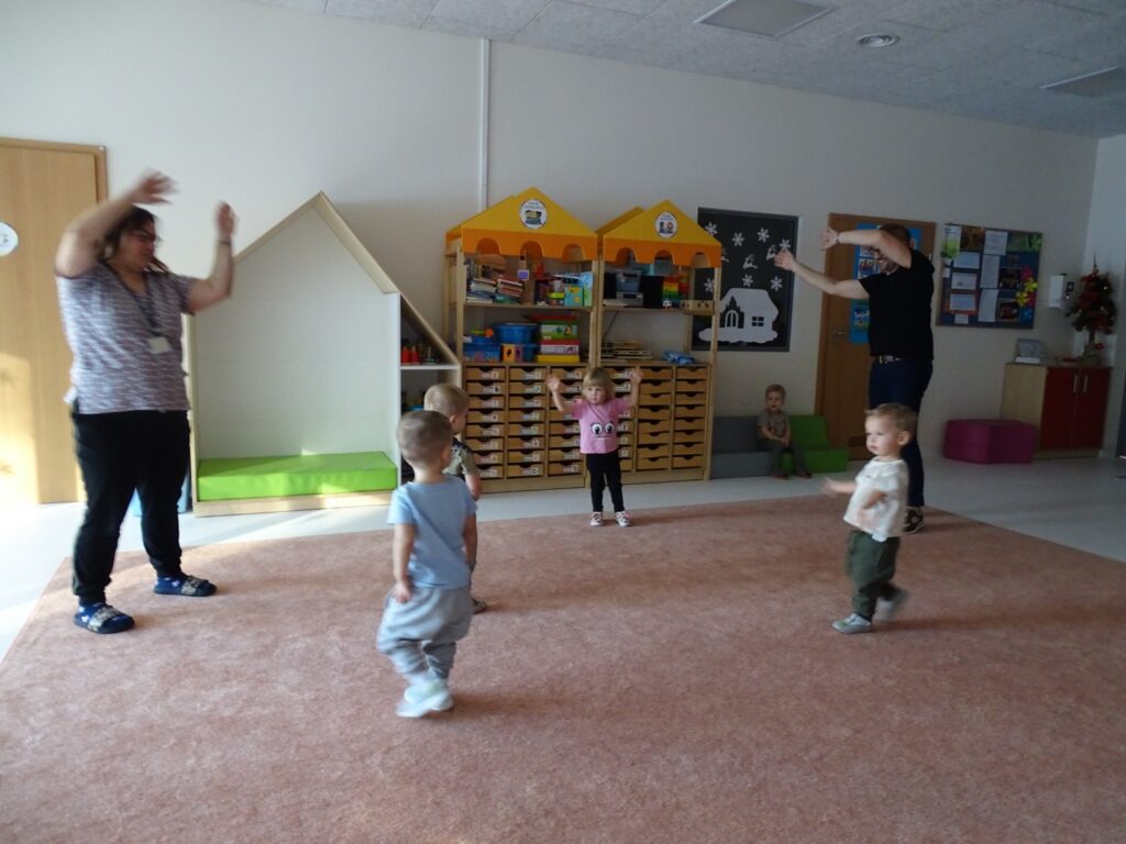 Dzieci machają rączkami w rytm muzyki