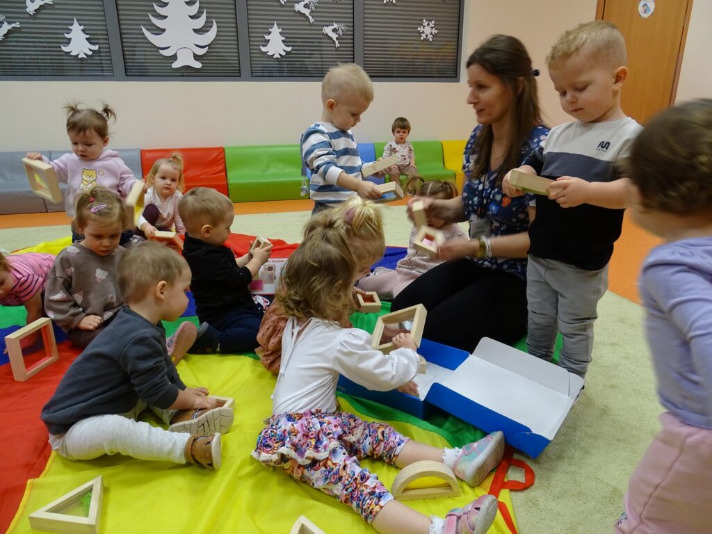 Dzieci oglądają kolorowe figury