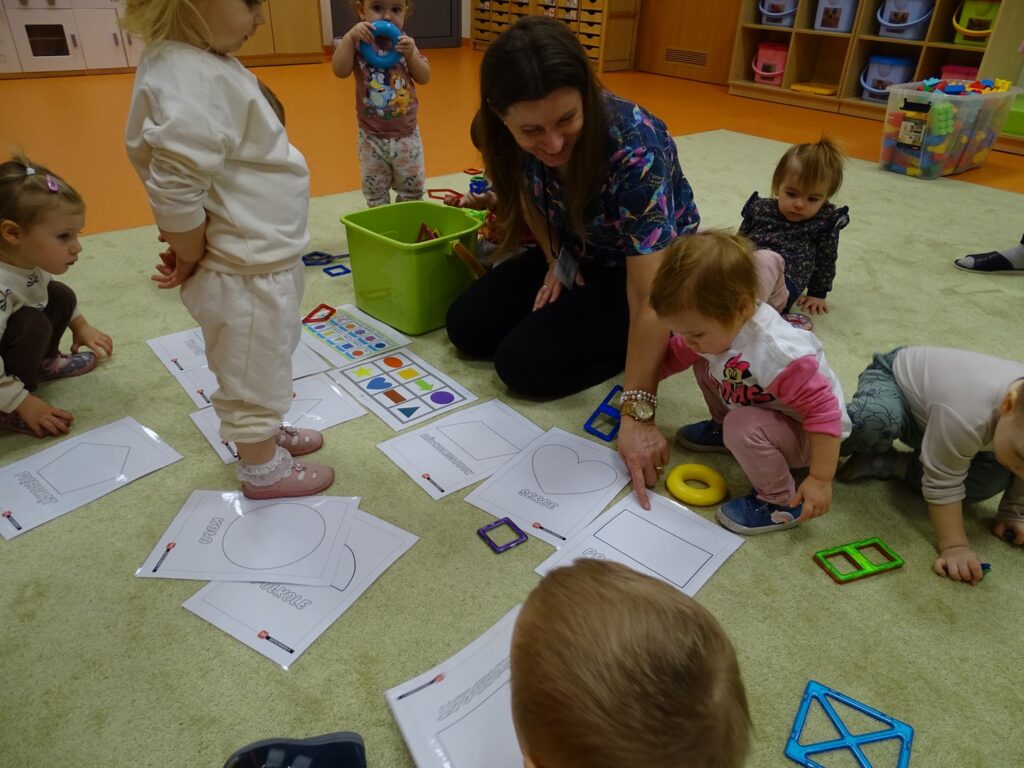Dzieci uczą się kształtów