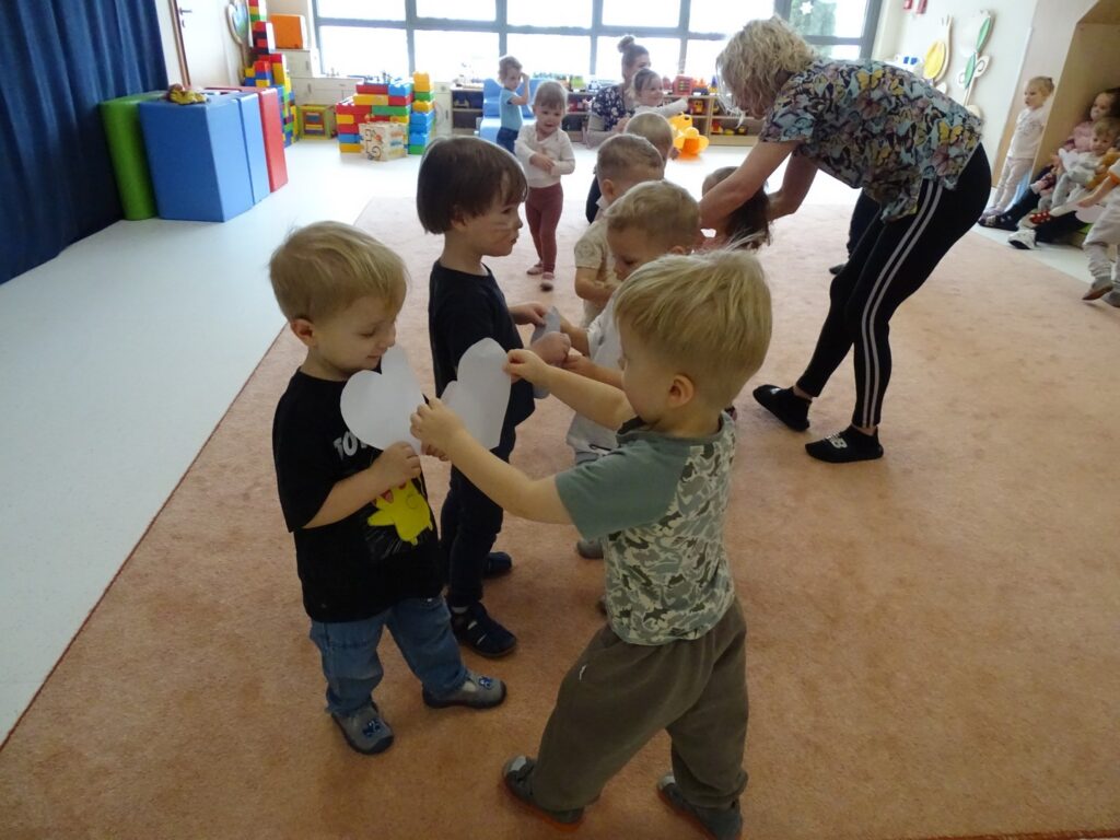 Dzieci wręczają sobie serduszka