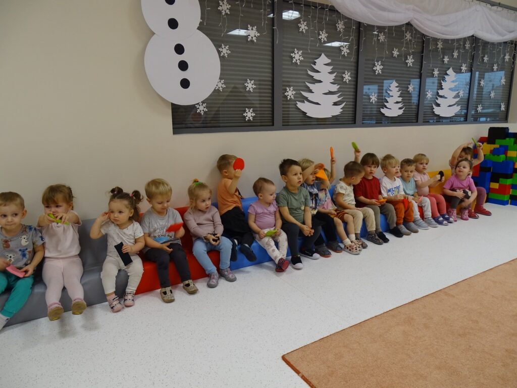 Dzieci prezentują wylosowane figury geometryczne