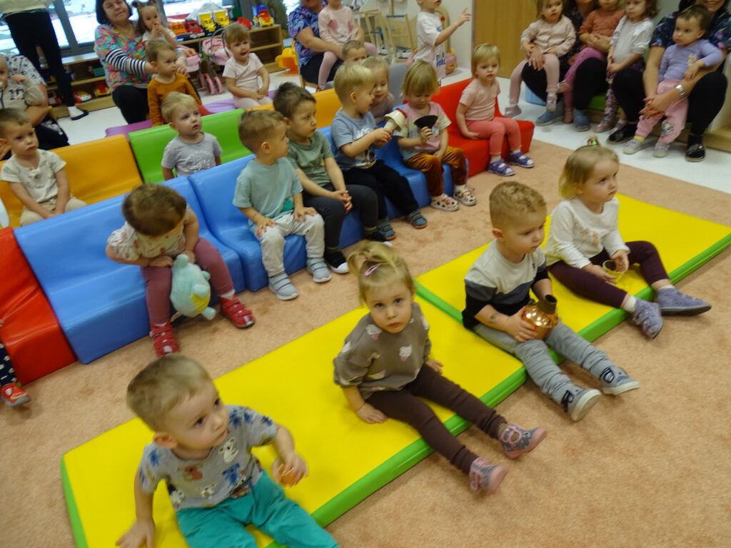 Dzieci trzymają rozdane przedmioty