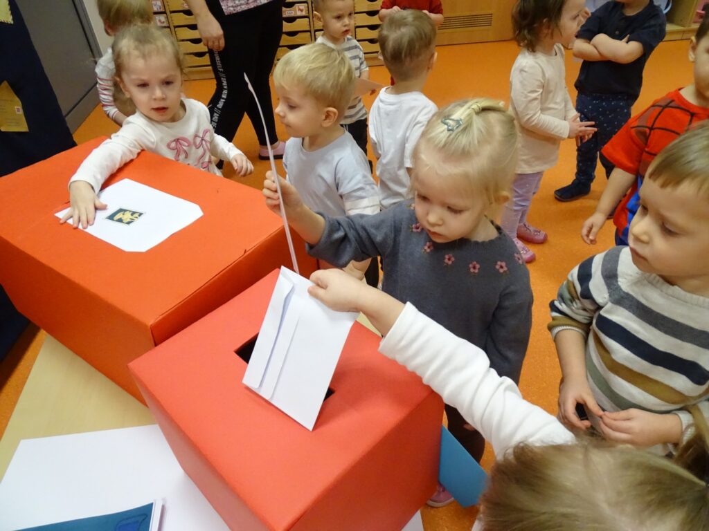Dzieci wrzucają list do skrzynki