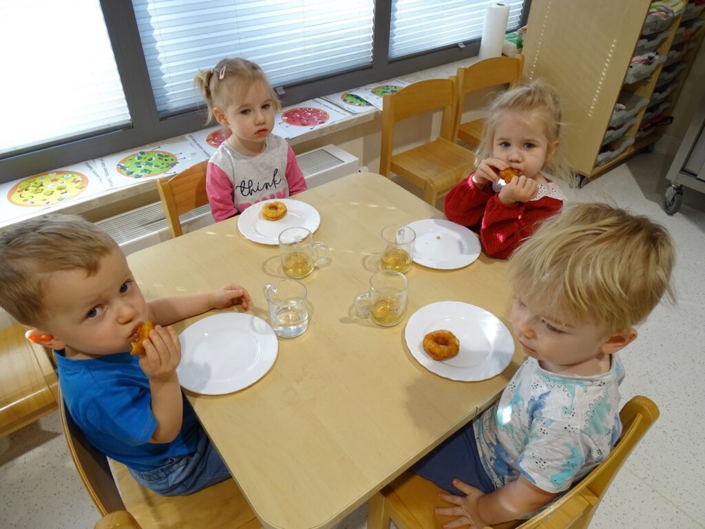 Dzieci z apetytem jedzą słodkości