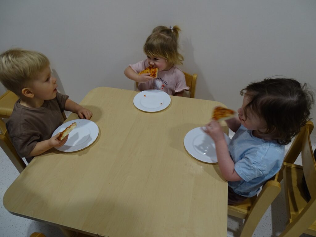 Dzieci zjadają pizzę