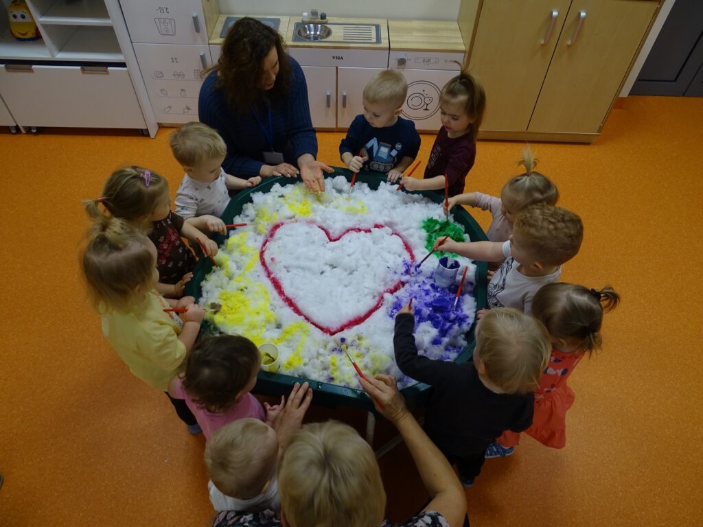 Wspólne zabawy przy stoliku