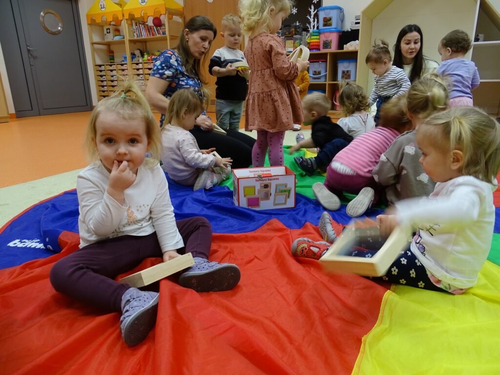 Dzieci bawią się na chuście