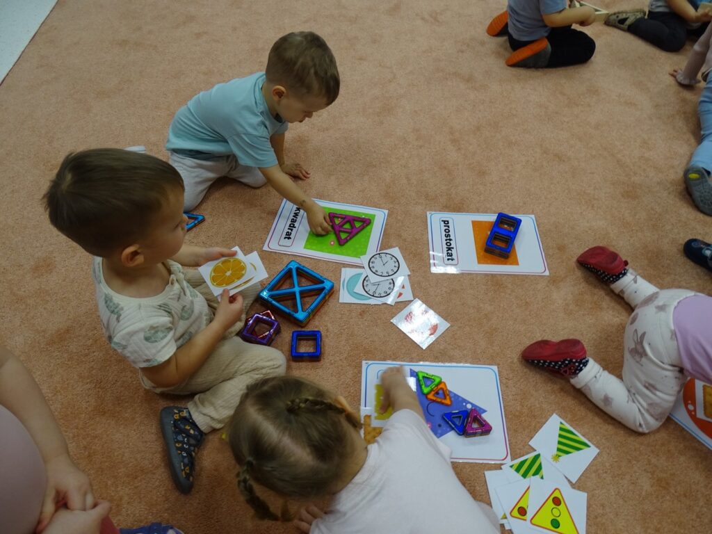 Dzieci dopasowują figury do obrazków