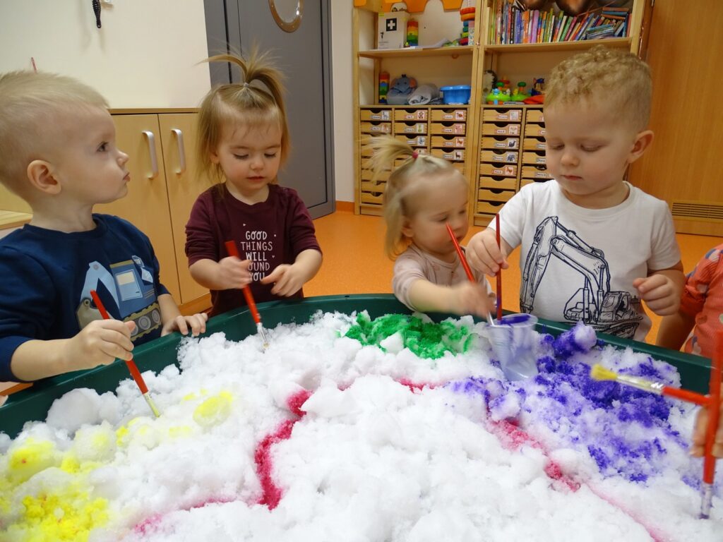 Dzieci kolorują śnieg