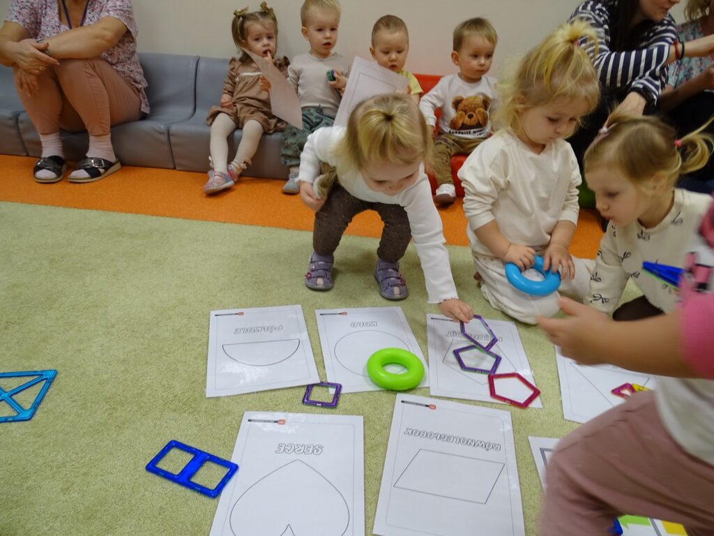 Dzieci uczestniczą w zajęciach