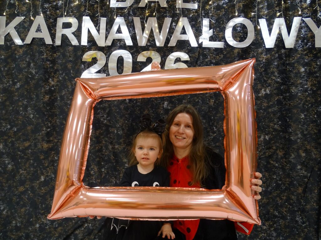 Dziewczynka z opiekunem