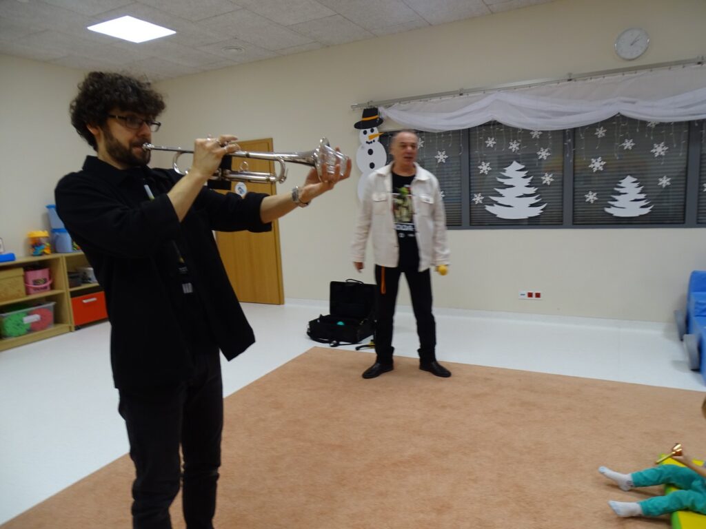 Pan grając na trąbce imituje odgłosy różnych zwierząt