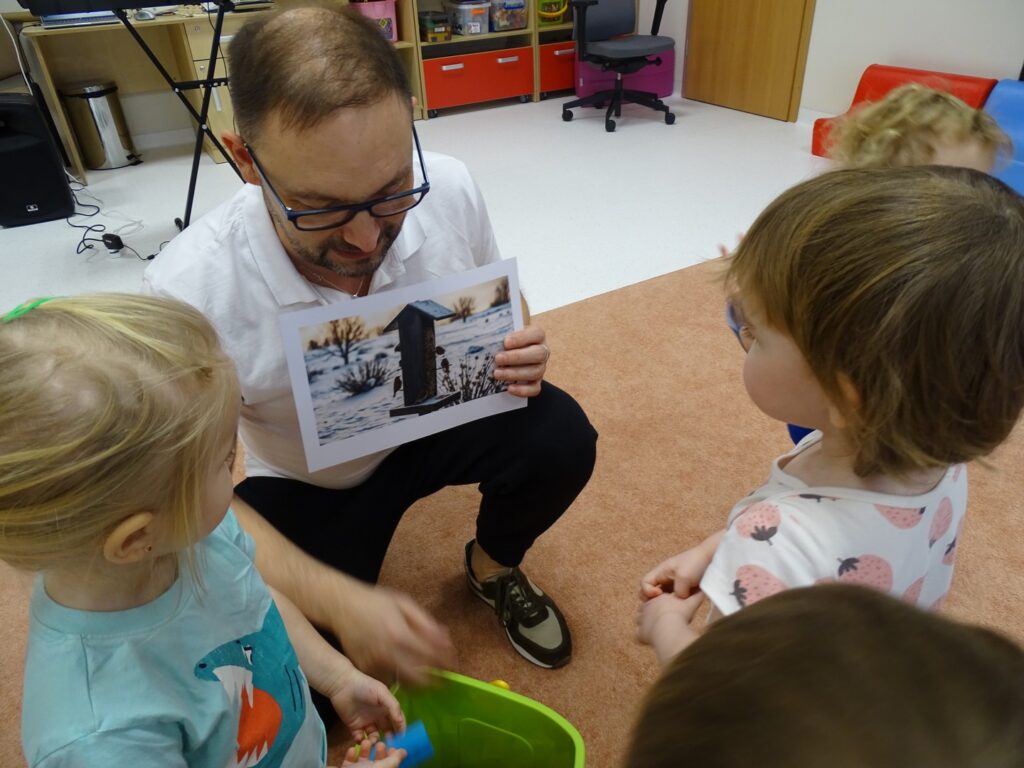 Pan prezentuje obrazek przedstawiający karmnik