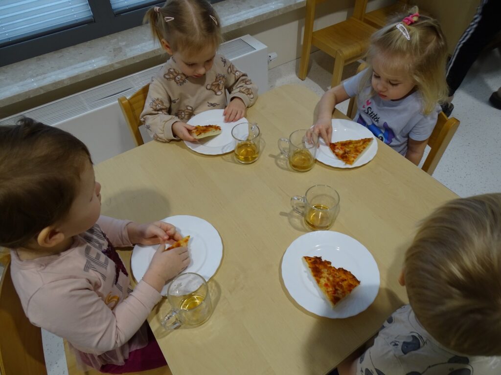 Dzieci zjadają pizzę