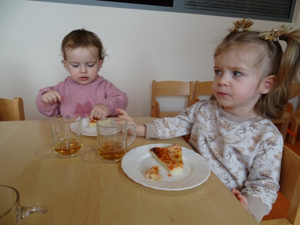 Dziewczynki jedzą pizzę