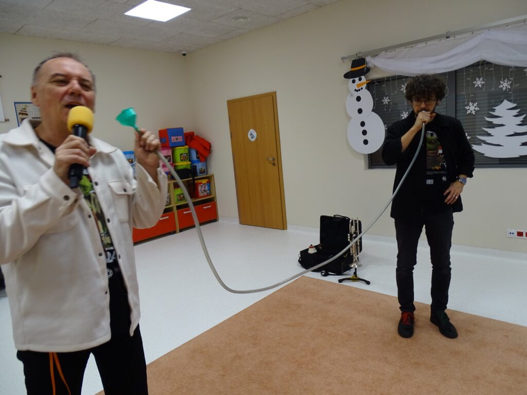 Pan gra na rurce imitującej trąbkę