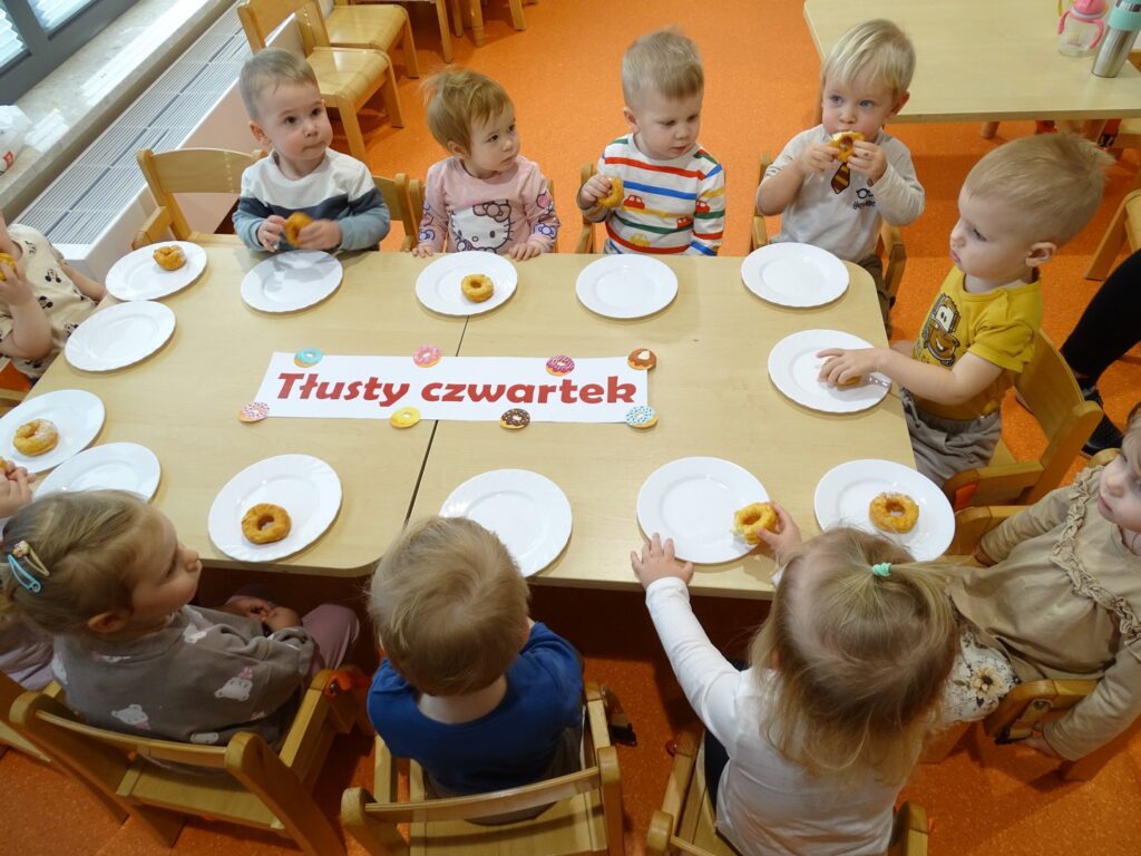 Dzieci siedzą przy stole