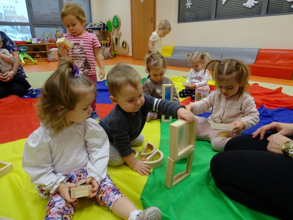 Dzieci układają figury