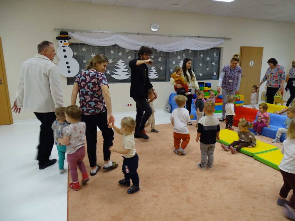 Dzieci wesoło tańczą w rytm muzyki